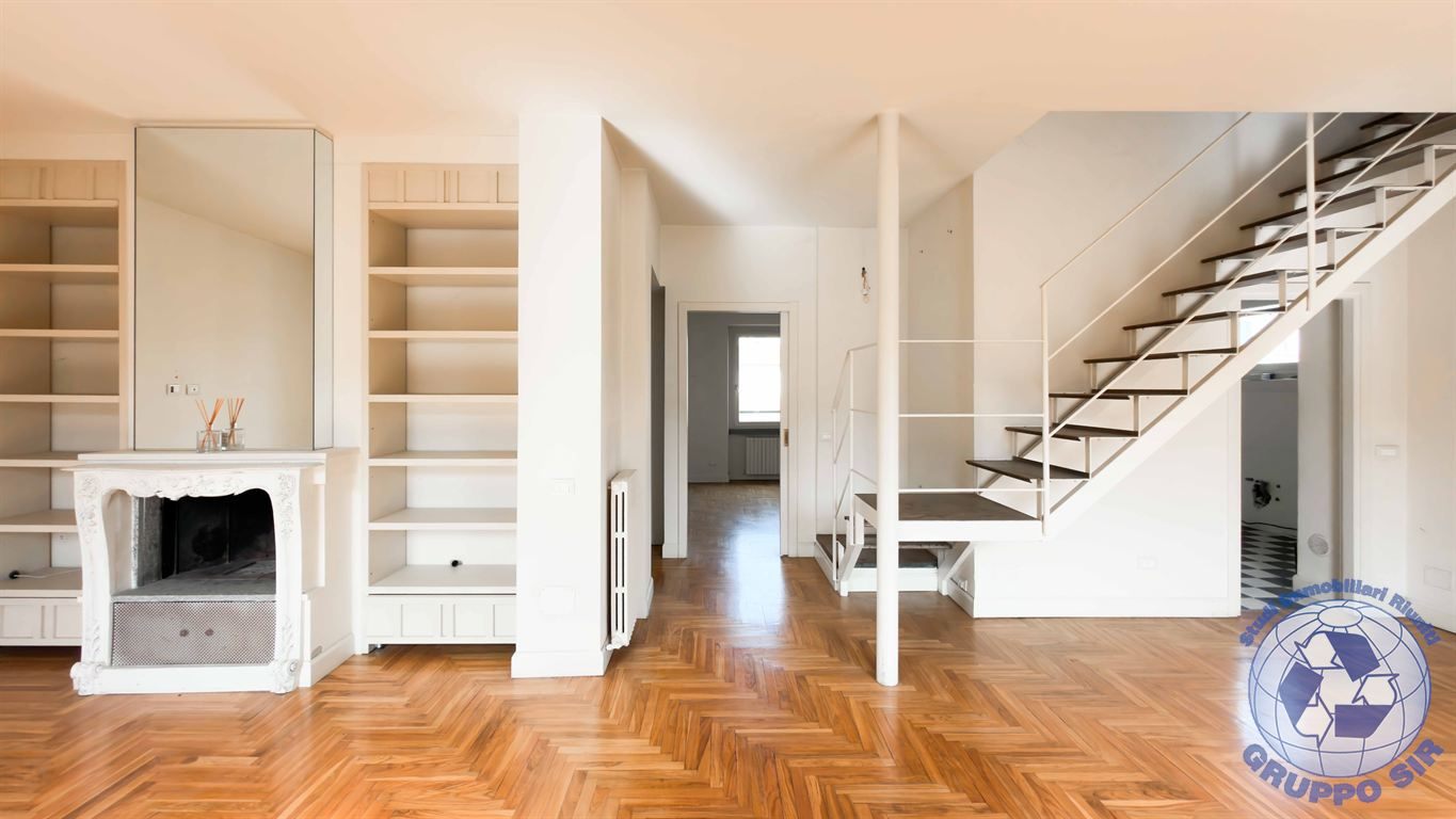 4 locali ultimo piano, appartamento su due livelli in casa d'epoca ristrutturata.