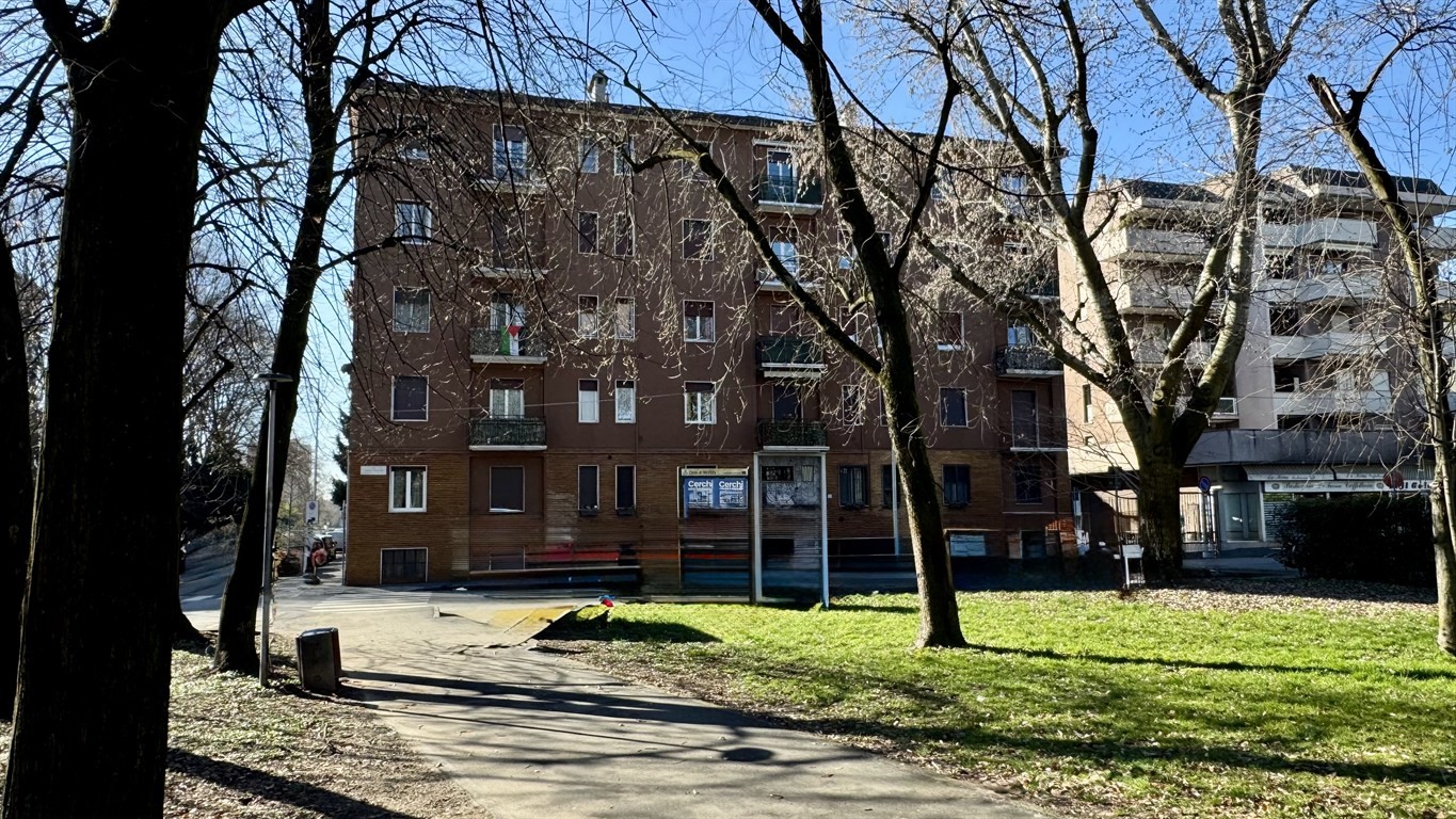 Monza ultimo piano vendesi Appartamento 3 locali e servizi e BOX