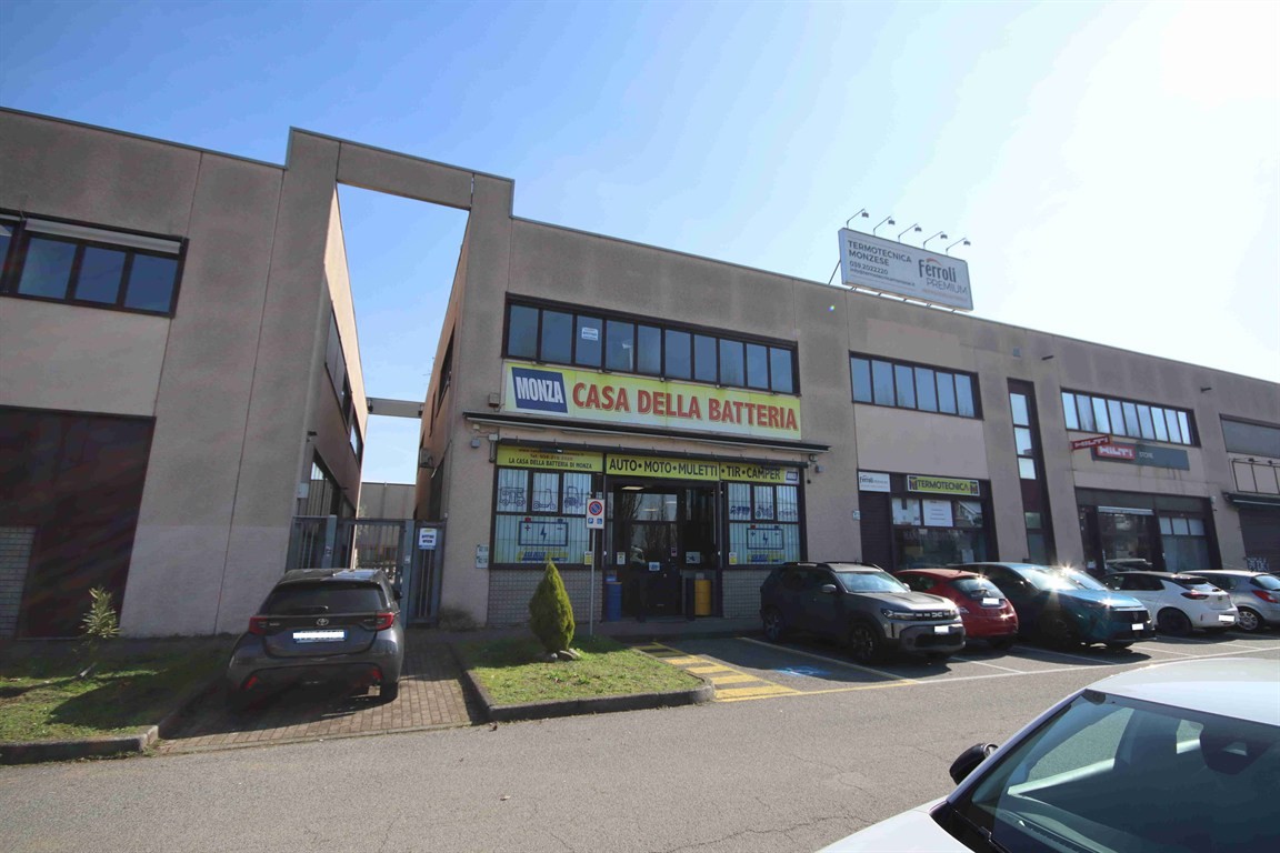 MONZA Libertà - moderno ufficio di ampia metratura con ottima visibilità