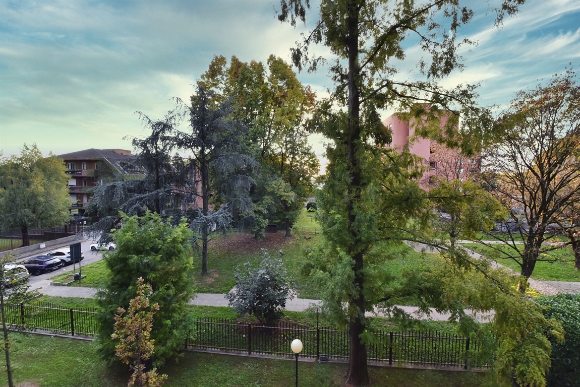 VEDANO AL LAMBRO - Quadrilocale parzialmente arredato con terrazzo e box doppio