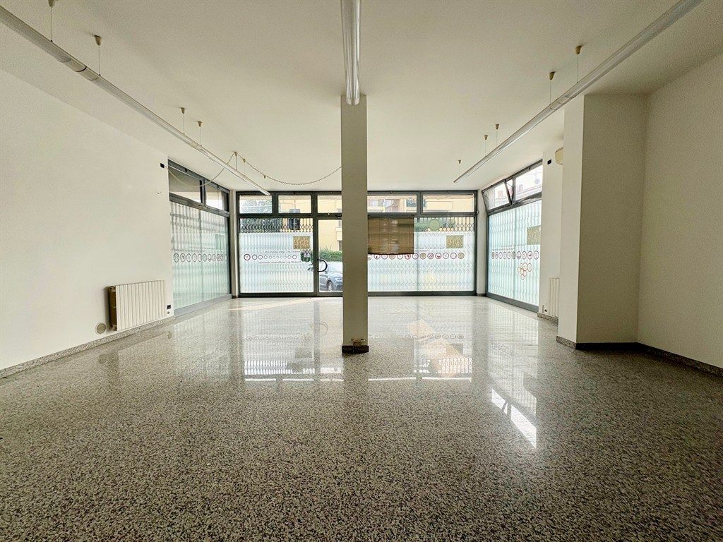 CONCOREZZO NEGOZIO 4 VETRINE LIBERO SUBITO