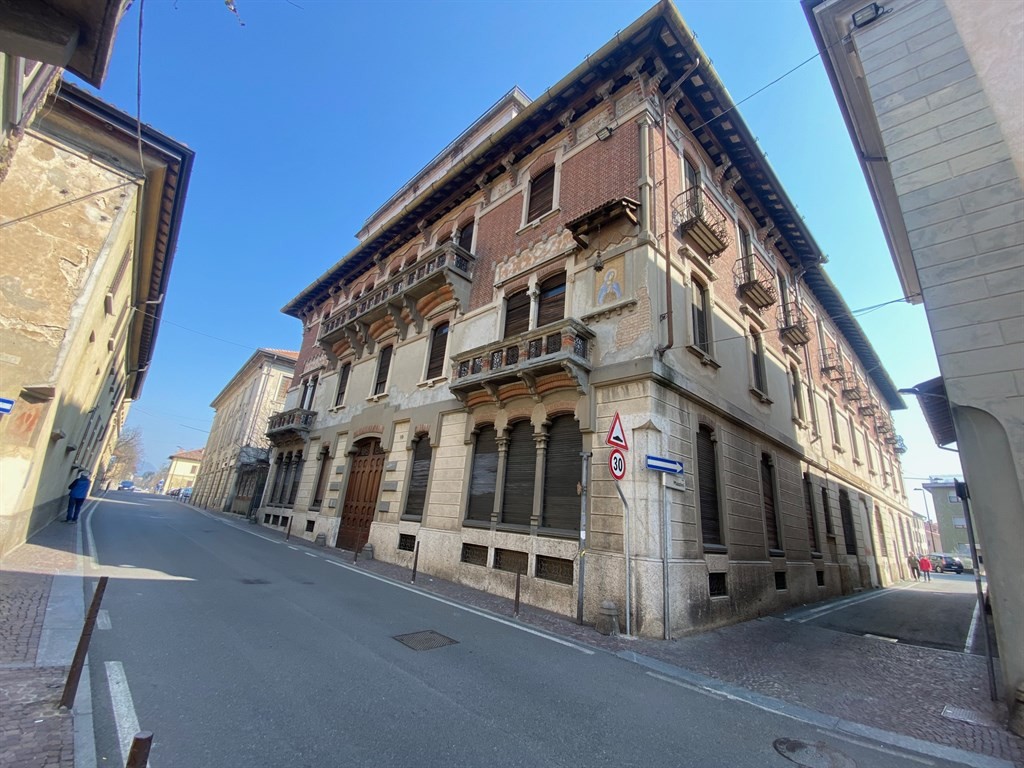 MONZA ADIACENZE  VENDESI LIBERO INTERO PALAZZO  -