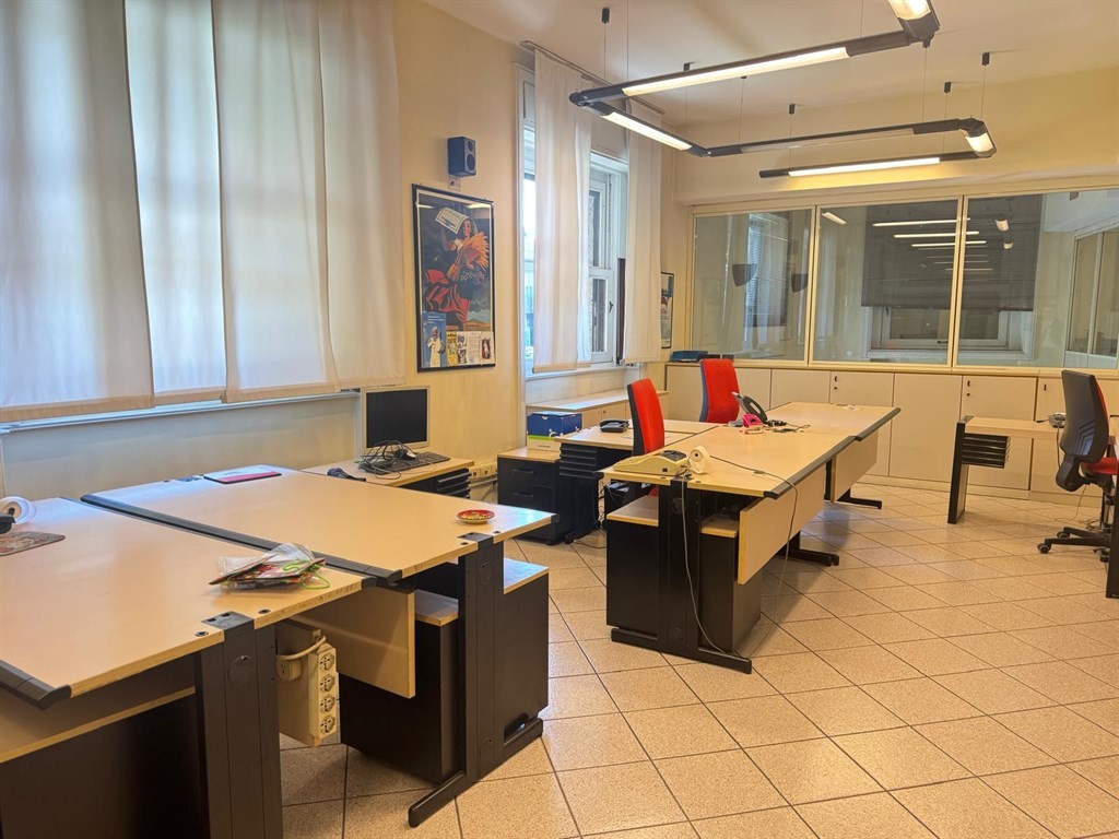 Monza centro storico - AFFITTASI ampio ufficio arredato